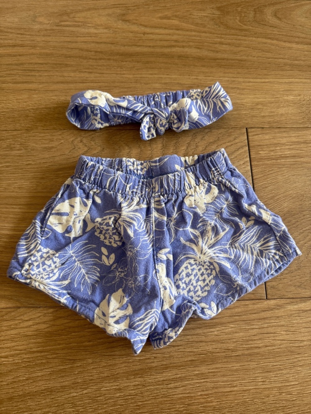 Baby Vince Camuto Blue & White Pineapple Print Shorts 12 M